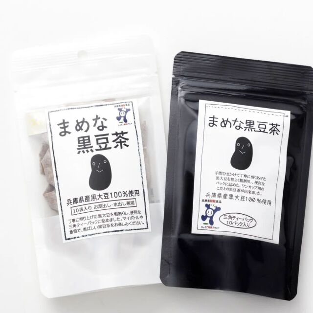 ＼兵庫展開催中／
「まめな黒豆茶」のご紹介。

兵庫県産黒大豆を100%使用し、
黒大豆の香りが引き立つように、
じっくりと煎り上げられた、
寺尾製粉所の「まめな黒豆茶」。

冷温ともに美味しく、ご自宅でもマイボトルでも
ぴったりの香ばしい黒豆茶です。
http://www.terao-seifun.co.jp/
.

お茶時間を楽しむアイテムは
こちらから
@iihini_style ...✈︎

.

どうぞ
#いい日になりますように

.

兵庫-HYOGO-　Nipponと暮らす
https://iihini.style/2022/07/20220715-hyogo/
.

#兵庫
#兵庫テロワール旅

#お茶の時間
#ティーバッグ
#くつろぎ時間

#黒豆茶
#黒豆
#無添加

#iihinistyle
#tealife
#teatime
#hyogo
